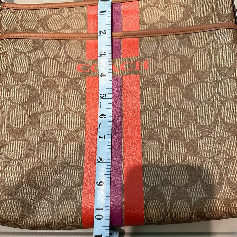 Coach EUC pebble leather crossbody purse. - Picture 2 of 4